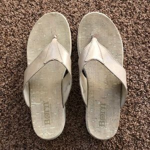 Women’s Born beige leather flip-flops size 11